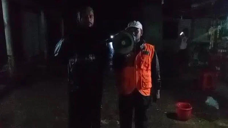 সেন্টমার্টিনে পানি বৃদ্ধি, আশ্রয়কেন্দ্রে যেতে মাইকিং